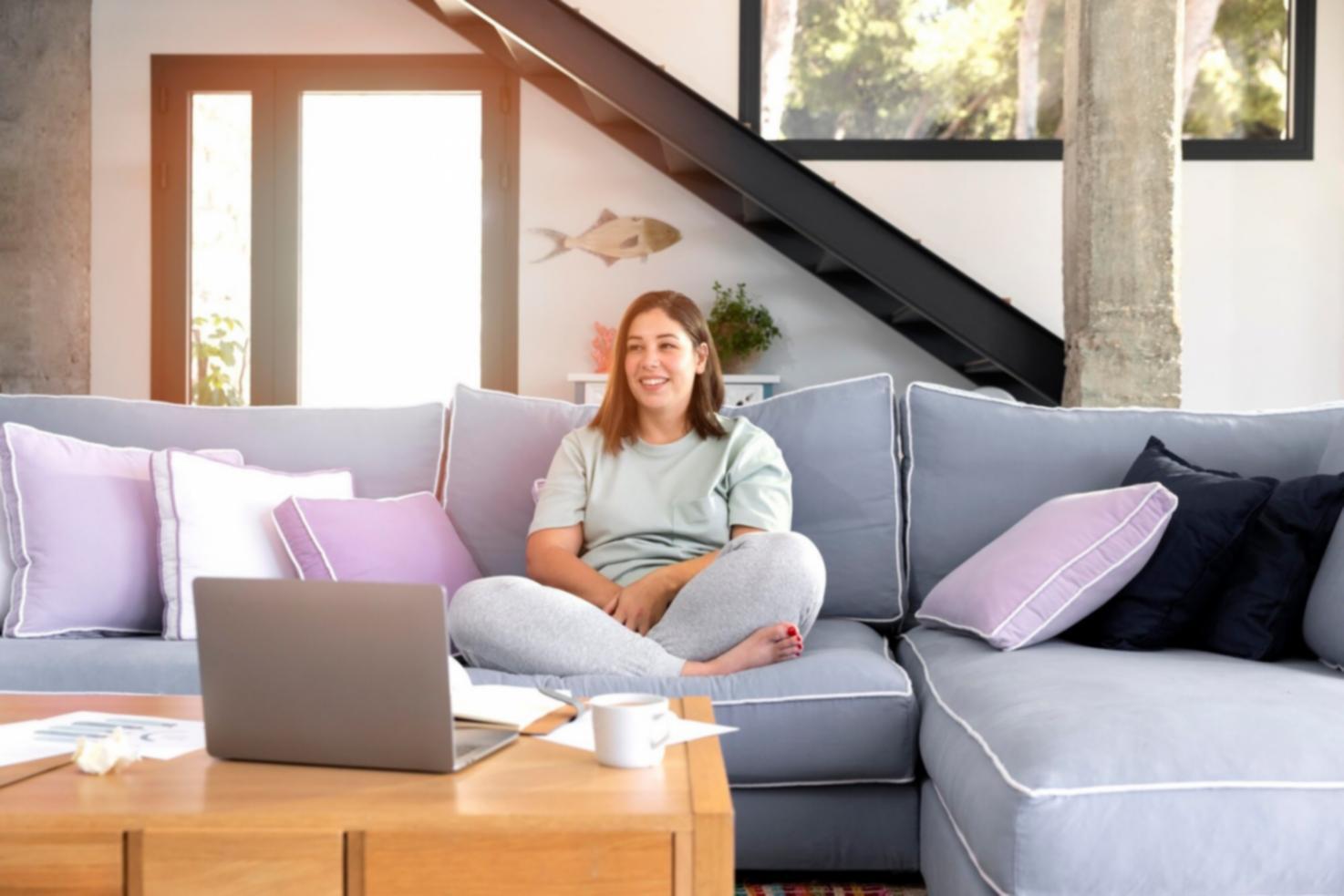 Profesionales colaborando en análisis financiero en entorno empresarial