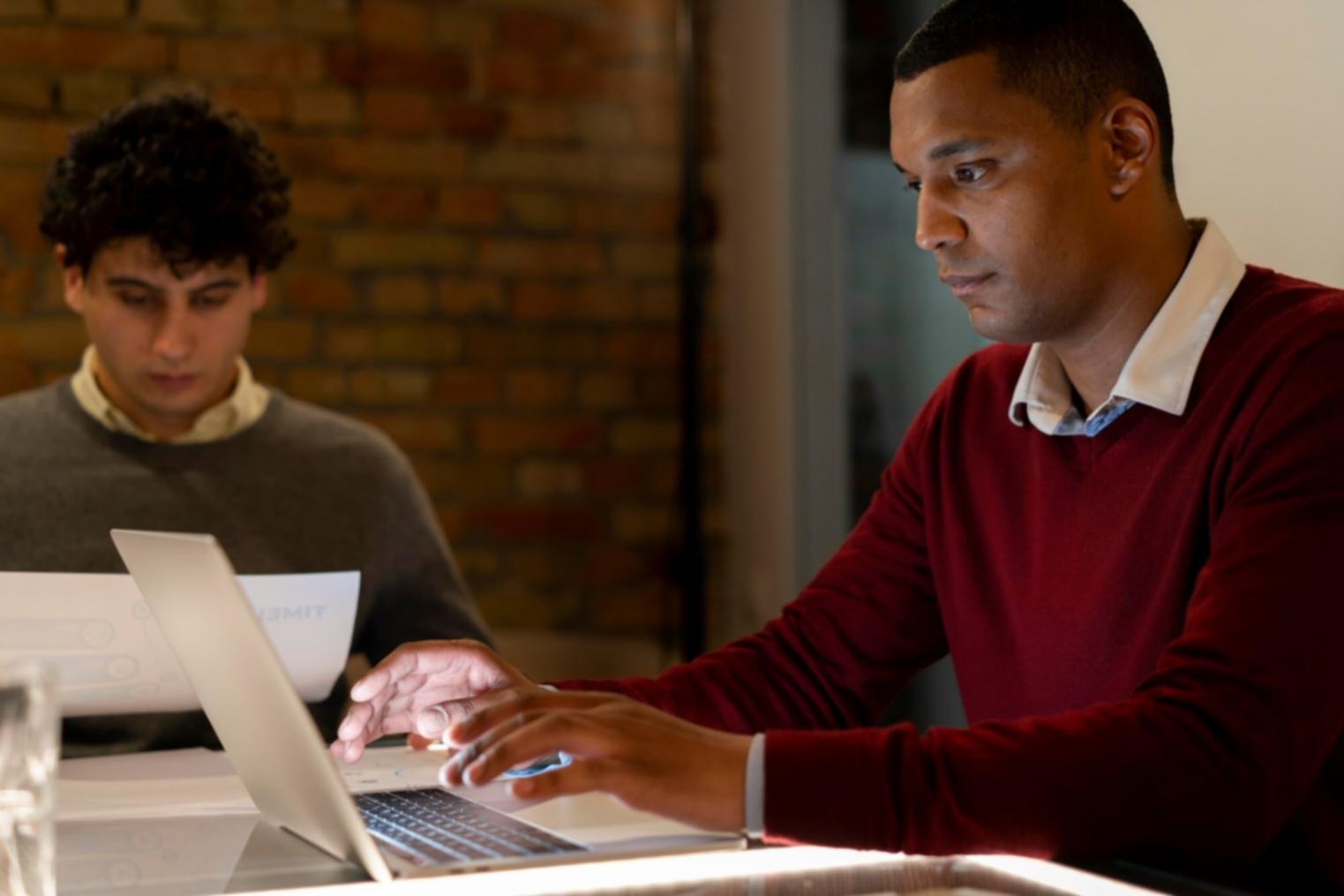 Espacio de trabajo organizado mostrando planificación financiera y documentos