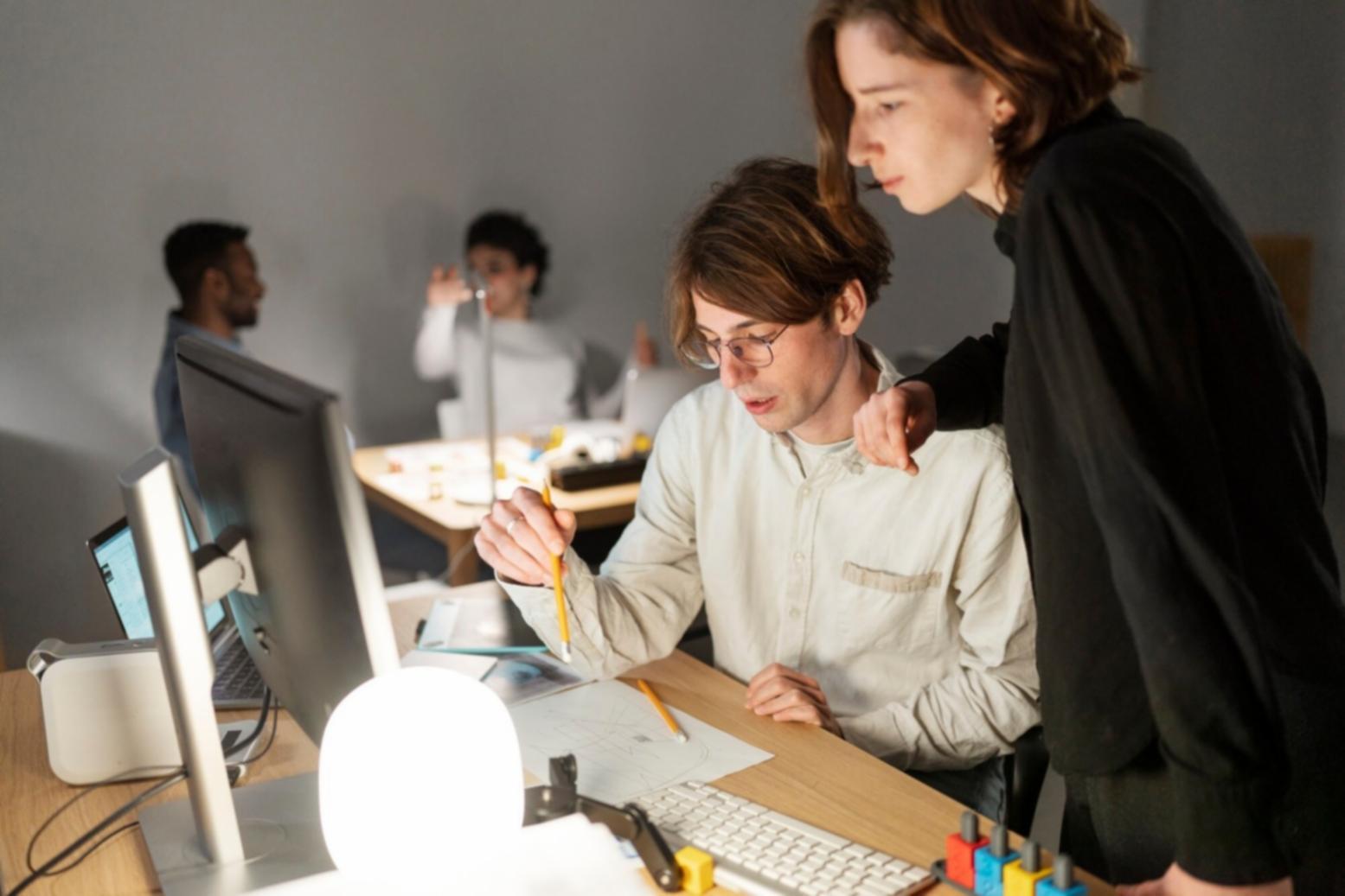 Equipo profesional trabajando en planificación financiera colaborativa