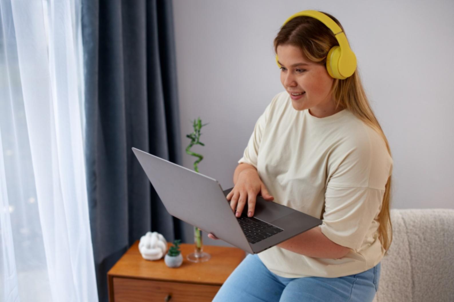 Concepto de ahorro e inversión con hucha y monedas