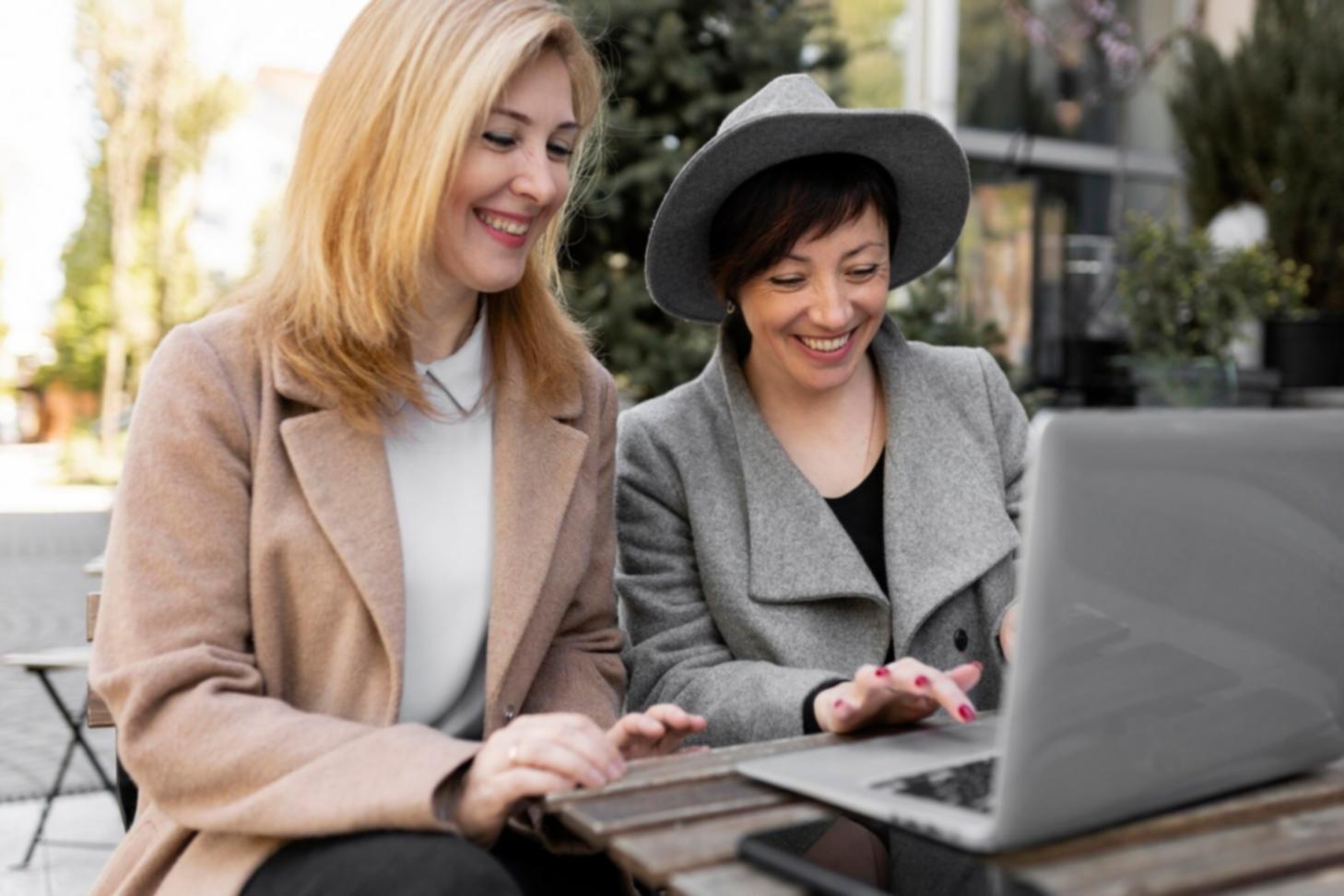 Documentos financieros y calculadora en escritorio profesional